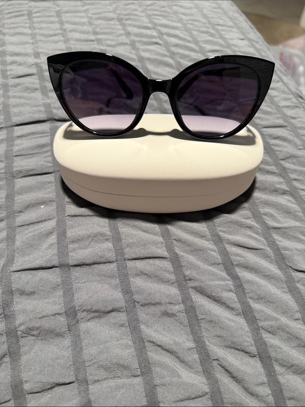 Women's KATE Spade Cat Eye Sunglasses - Black Frame with Dark Lenses